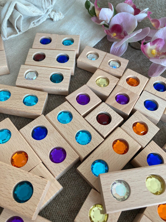 Montessori-Spielen mit Holzbausteinen: Mehr als nur Stapeln!