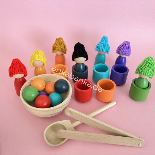 Montessori Sortier- Spiel mit Holz Puppen mit Mütze, Bälle, Becher und Schüssel anka banka