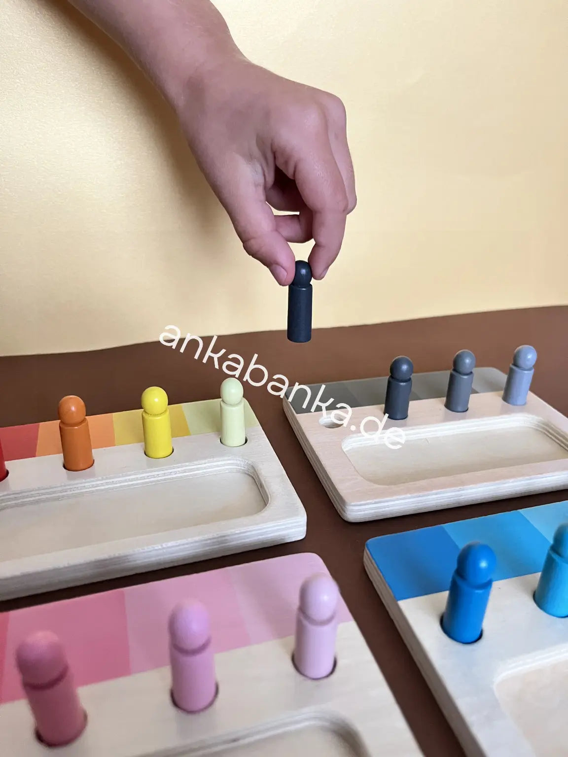 Montessori Zylinder Spiel fur Farben lernen Beispiel anka banka